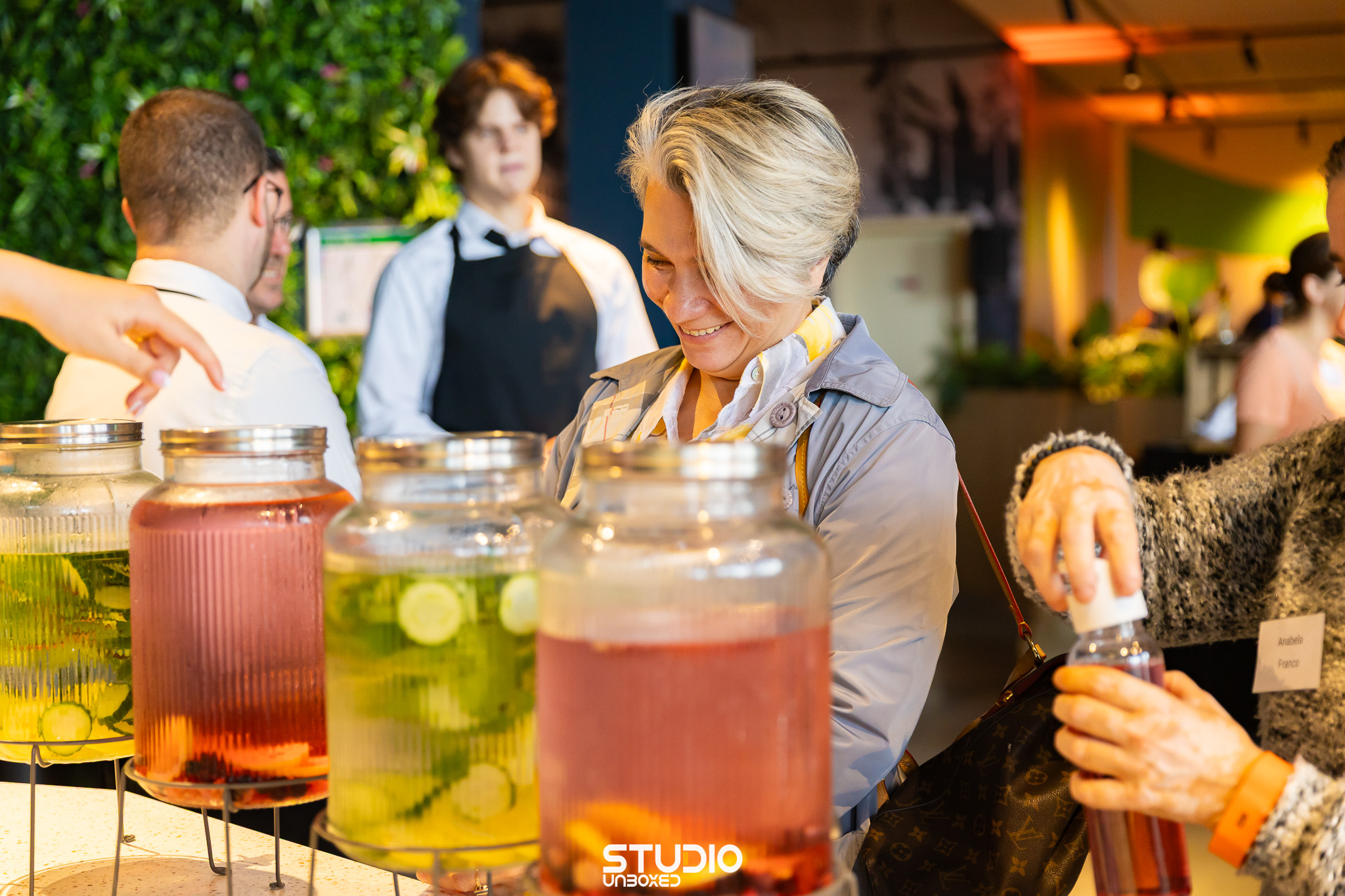 Cocktails worden geschonken tijdens het aperitief