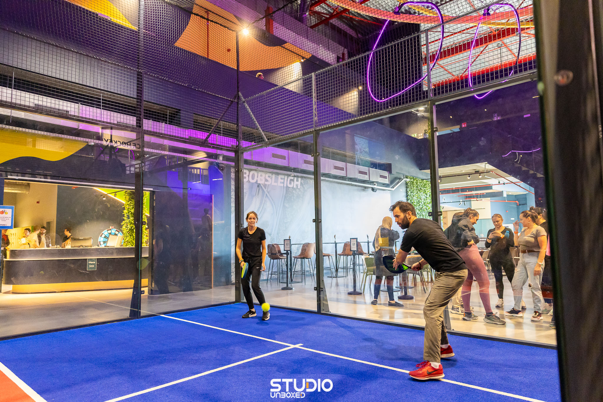 Collega's spelen padel tijdens de teambuilding in Sparkx