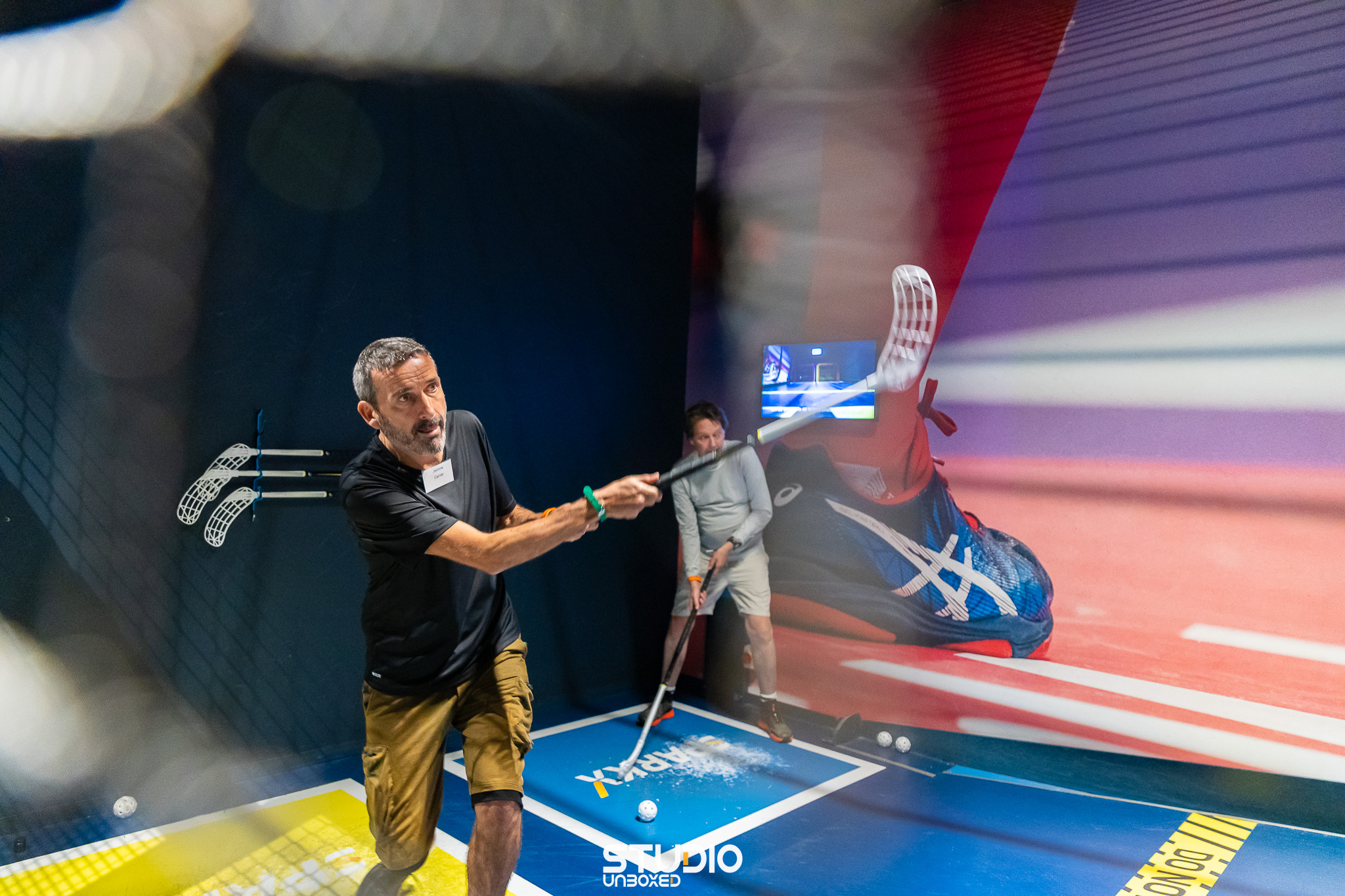 Collega's meten zich aan een interactieve sportwand