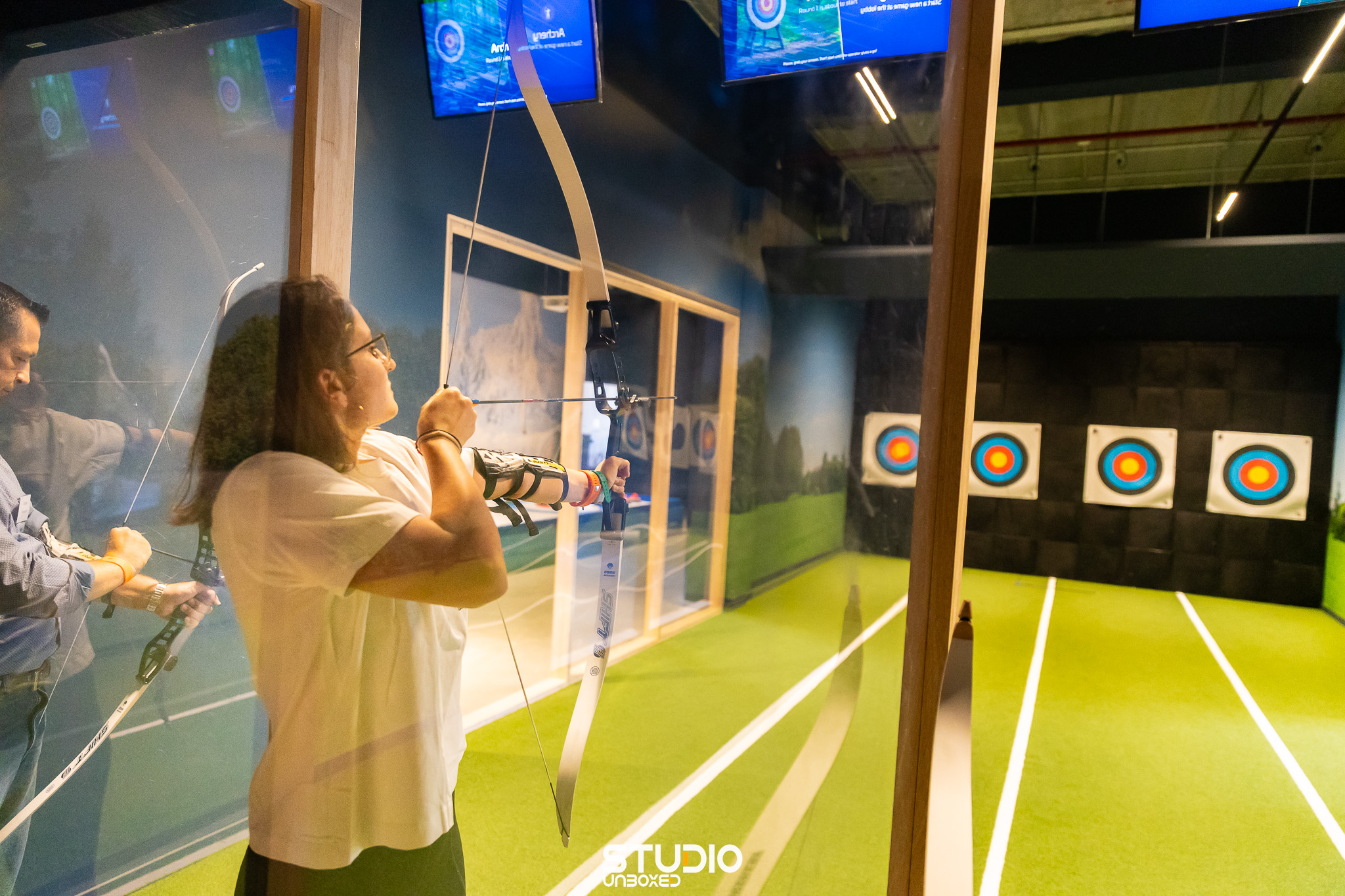 Collega's aan de golfsimulator tijdens de teambuilding