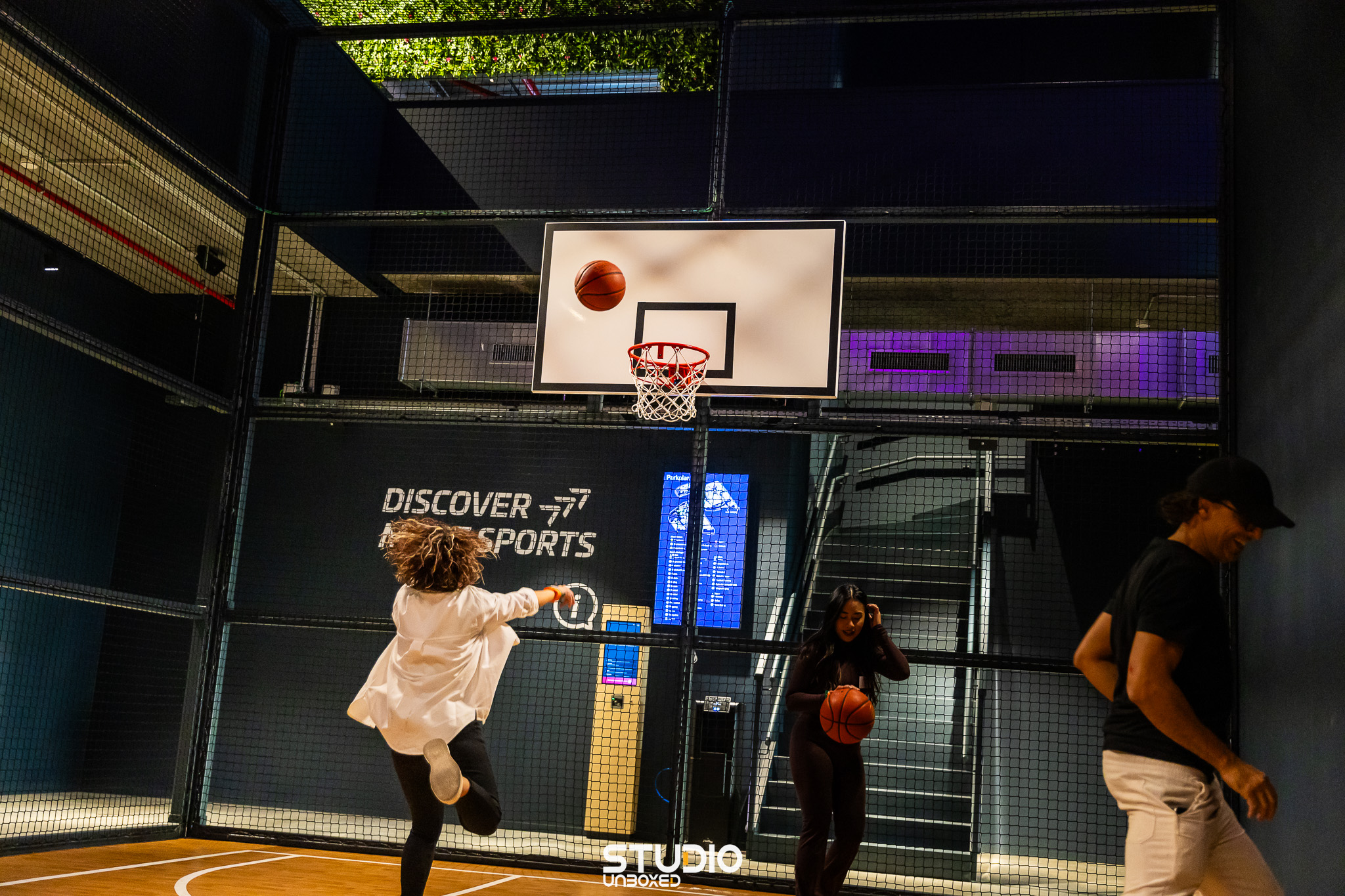 Deelnemer werpt een bal bij het basketbalspel