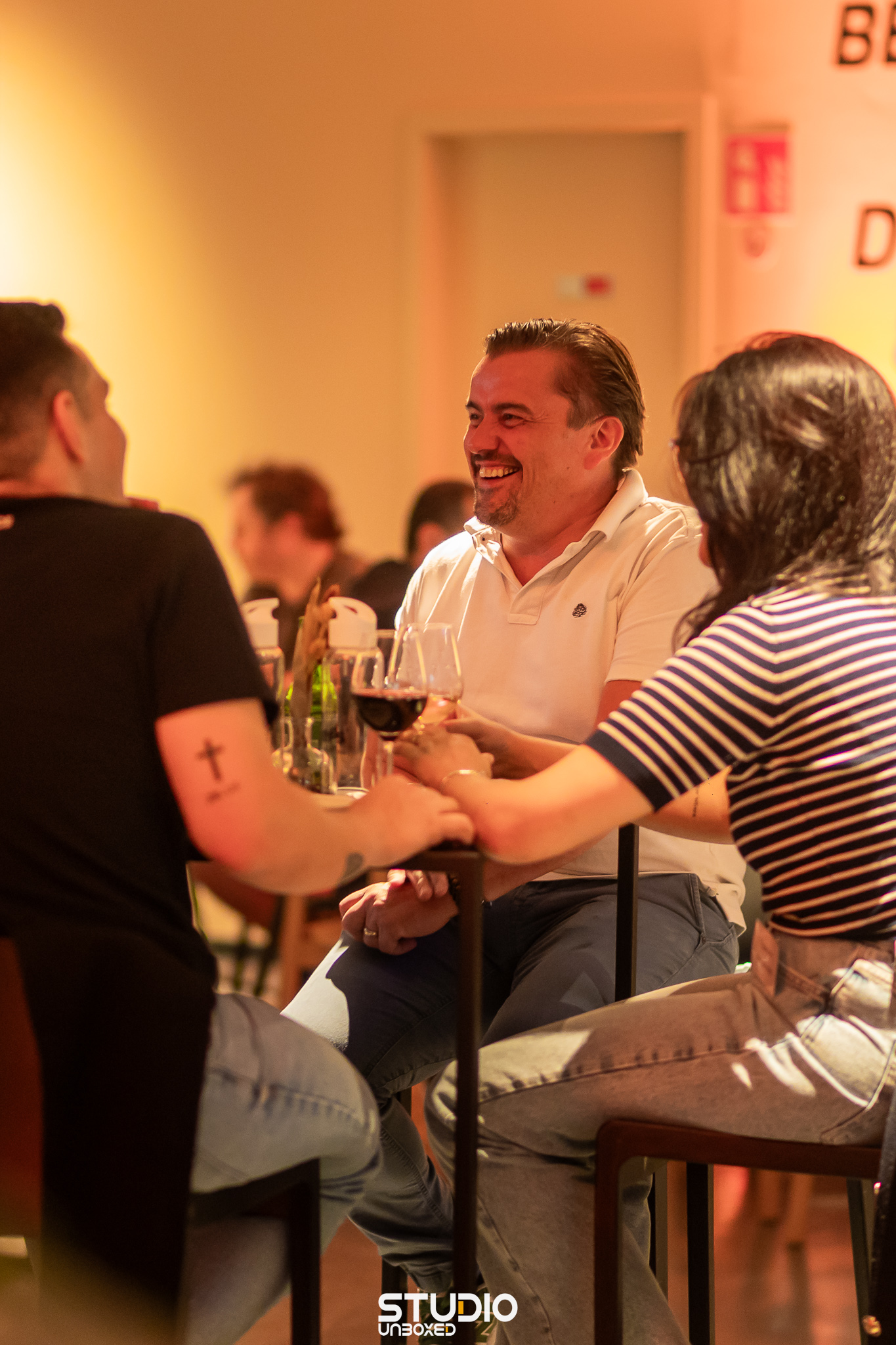 Gasten in gesprek tijdens het diner