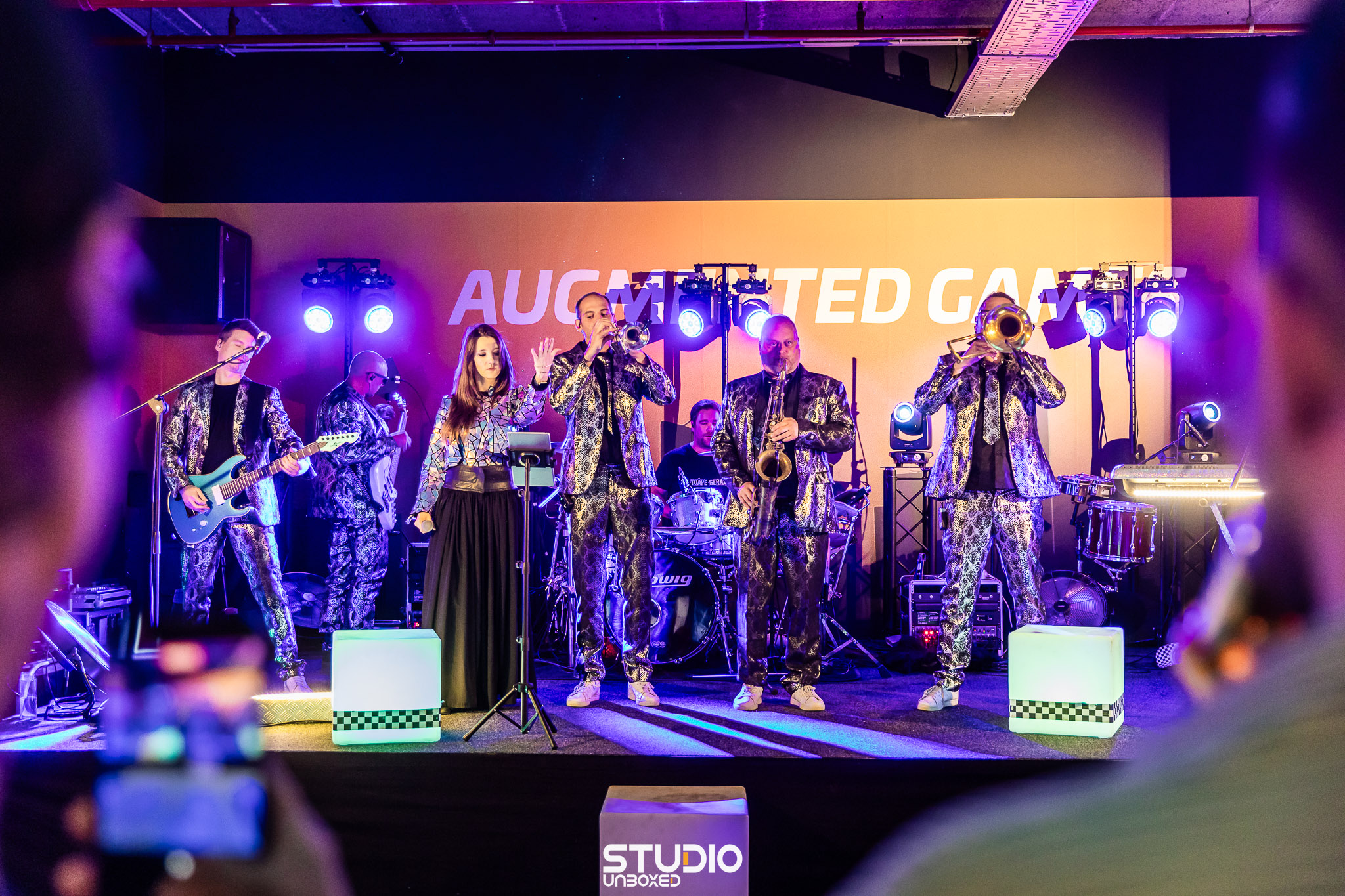 Liveband speelt op het podium tijdens het avondfeest