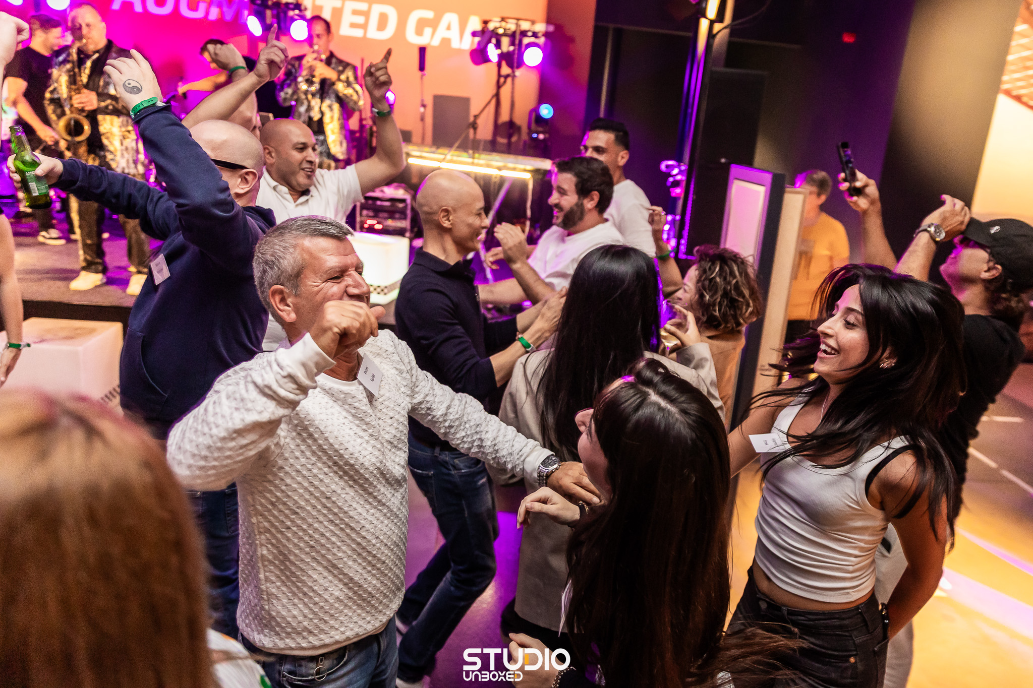 Gasten op de dansvloer tijdens het avondfeest in Sparkx