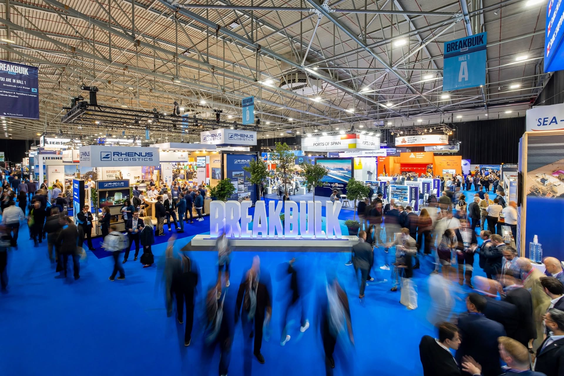 Bezoekers tussen de standen op de beursvloer van Breakbulk Europe 2026 in Ahoy Rotterdam
